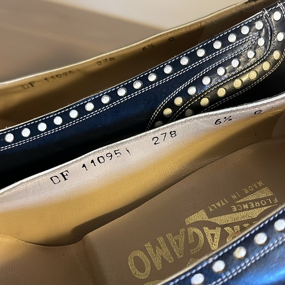 Salvatore Ferragamo Vintage Dark Blue Leather Pumps - Women’s Size 6.5 - Picture 9 of 10